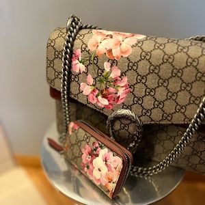 Gucci GG Supreme
Blooms Coated Canvas Small
Dionysus Shoulder Bag  w/mini wallet